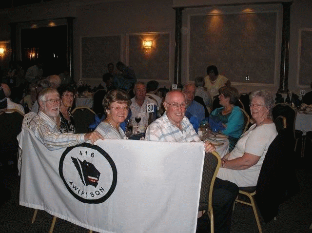 niag07dinnergroupandflag2.gif